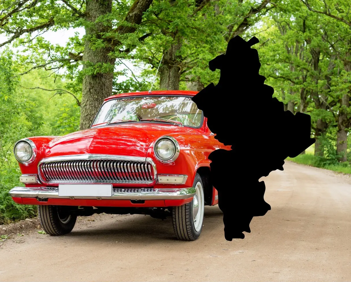 Los vehículos antiguos tienen muy necesario el uso de placas vehiculares en Nuevo León. Foto: Canva.