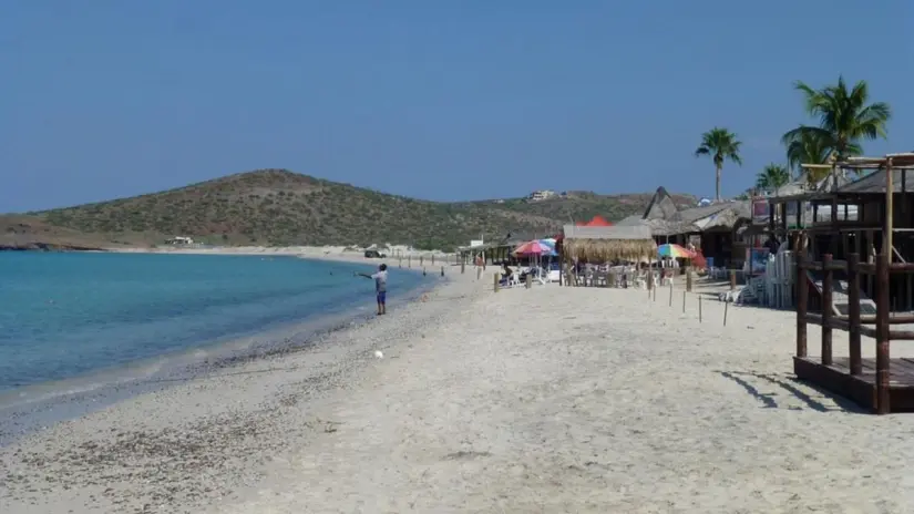 Cuenta con arena clara y mar turquesa, perfecta para nadar y pasear en lancha. Foto: TripAdvisor
