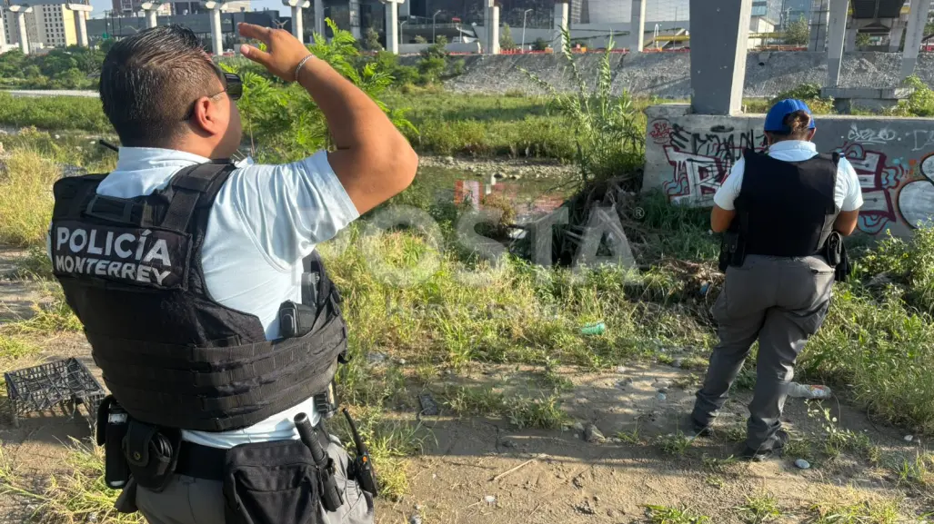 Hallan sin vida a hombre en el río Santa Catarina bajo el puente del Papa