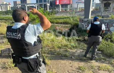 Hallan sin vida a hombre en el río Santa Catarina bajo el puente del Papa