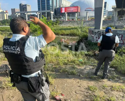 Hallan sin vida a hombre en el río Santa Catarina bajo el puente del Papa