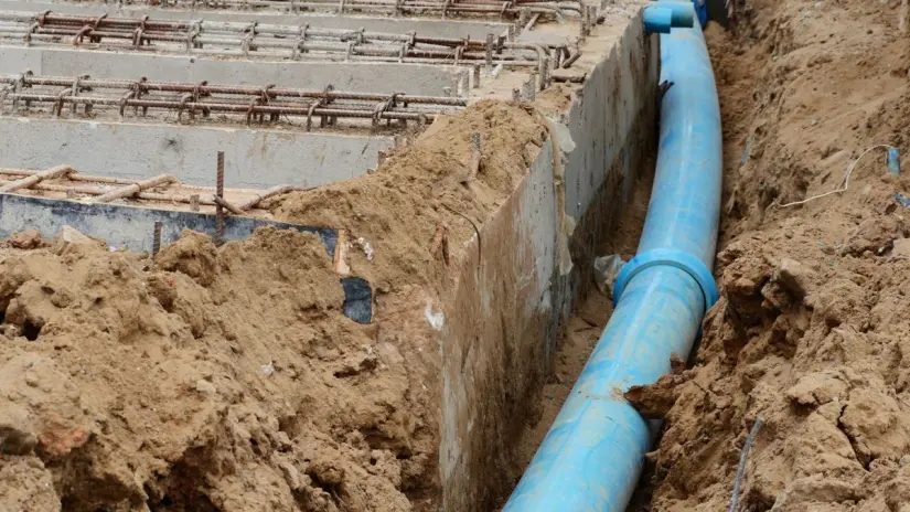 El uso ilegal de bombas durante el tandeo afecta la distribución equitativa del agua. Foto: Biblioteca Canva