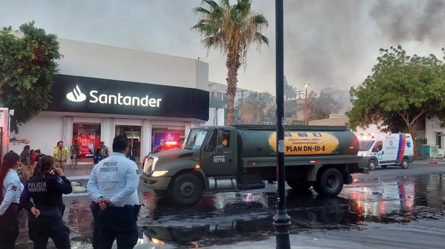 El fuego en la zapatería puso en riesgo la estructura del edificio. Foto: Héctor Romero / POSTA BCS