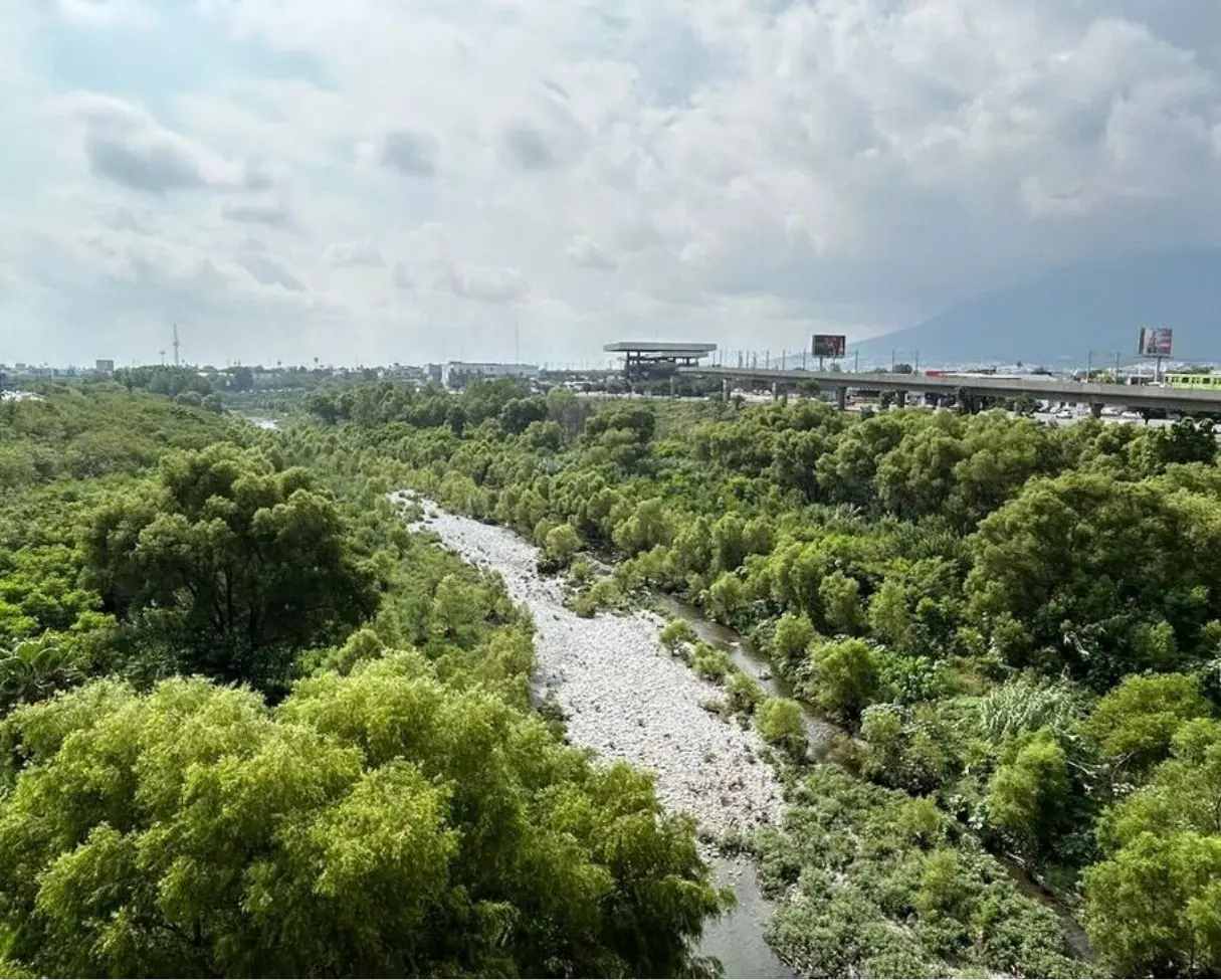 Dicho acuerdo, firmado el 8 de junio y con vigencia hasta el 30 de septiembre de 2030, le otorga al gobierno de Nuevo León la facultad para vigilar y mantener el cauce del Río Santa Catarina. Foto: POSTA Archivo.