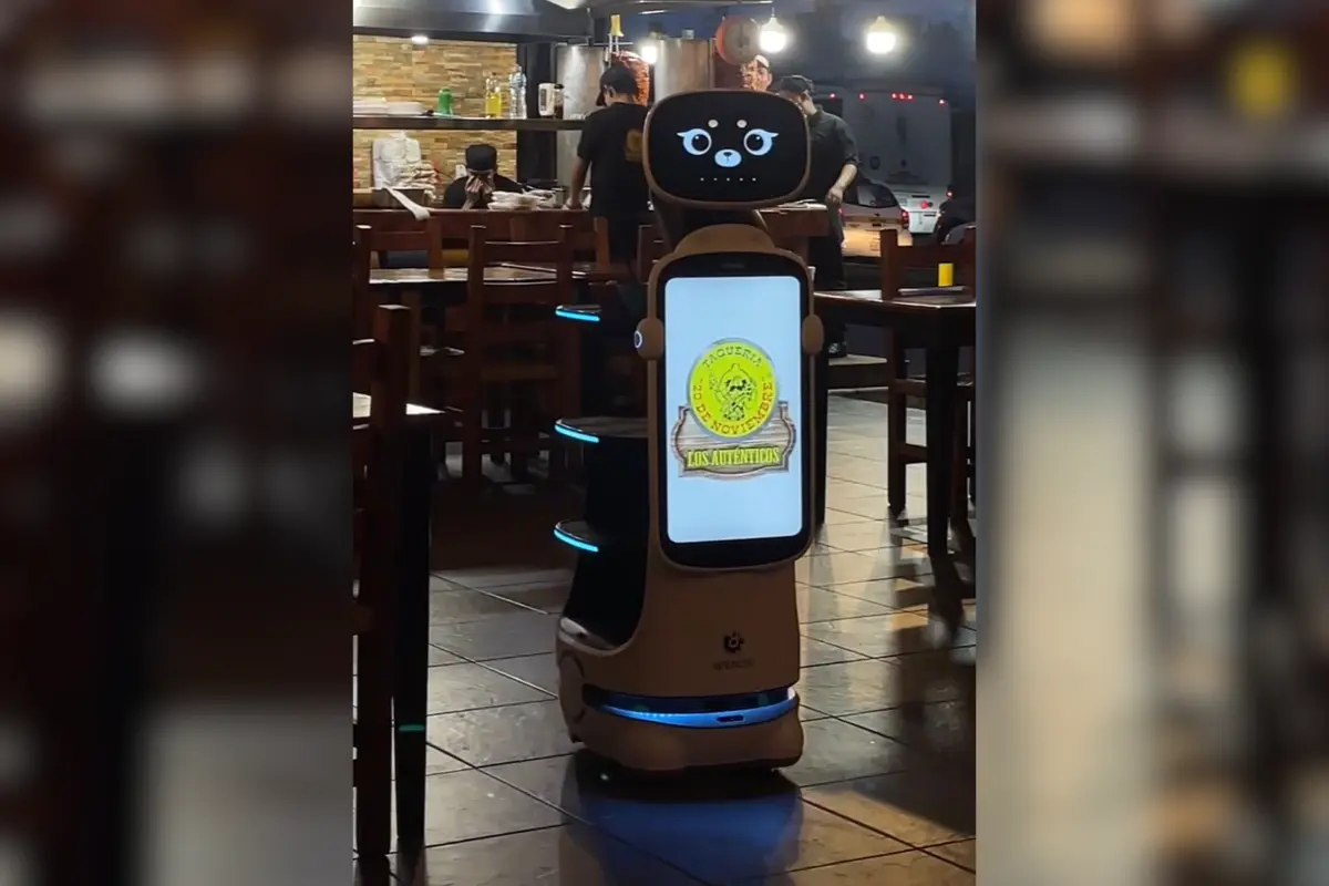 El robot es de manufactura china y está diseñado para servir e interactuar con los clientes de la Taquería 20 de Noviembre de Ciudad Madero. Foto: Axel Hassel