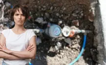 ¿Sin pagar ni gota? Detectan tomas clandestinas de agua y retiro de medidores en La Paz