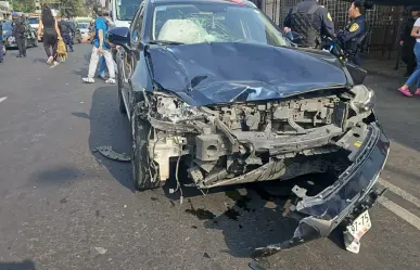 Difunden momento en que auto embiste a una motocicleta en Tepito