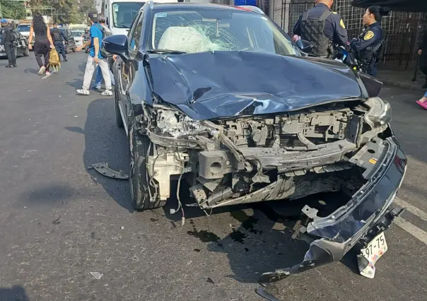 Difunden momento en que auto embiste a una motocicleta en Tepito