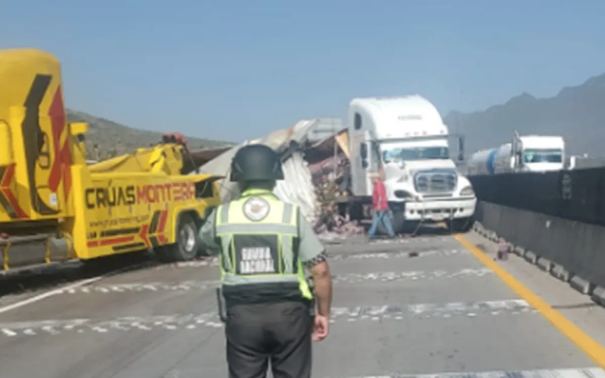 Una grúa realiza maniobras para retirar el tráiler que chocó sobre la autopista Monterrey - Saltillo, en el municipio de Santa Catarina. Foto: X @GN_Carreteras