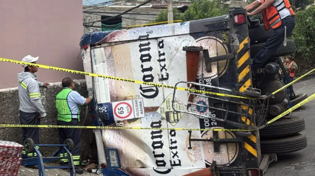 Volcadura de camión de reparto moviliza a servicios de emergencia en La Magdalena Contreras