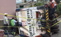 Volcadura de camión de reparto moviliza a servicios de emergencia en La Magdalena Contreras