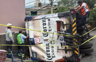 Volcadura de camión de reparto moviliza a servicios de emergencia en La Magdalena Contreras