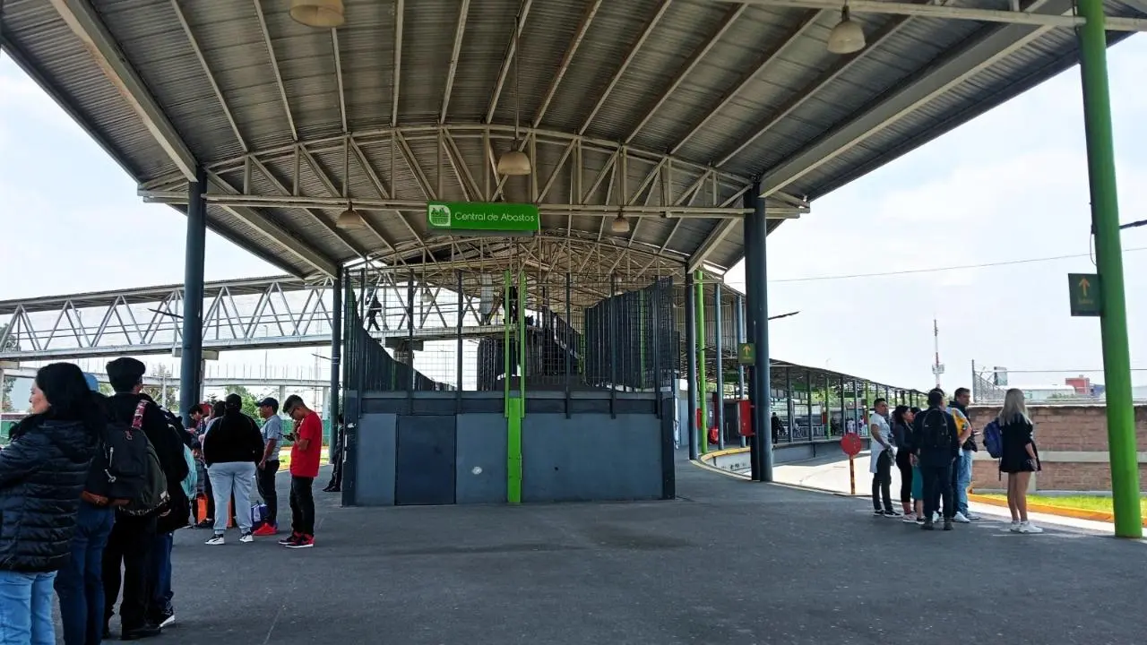 Bloqueo en Ecatepec paraliza dos líneas del Mexibús: activan rutas provisionales ante afectación. Foto: @InformativoEdoM