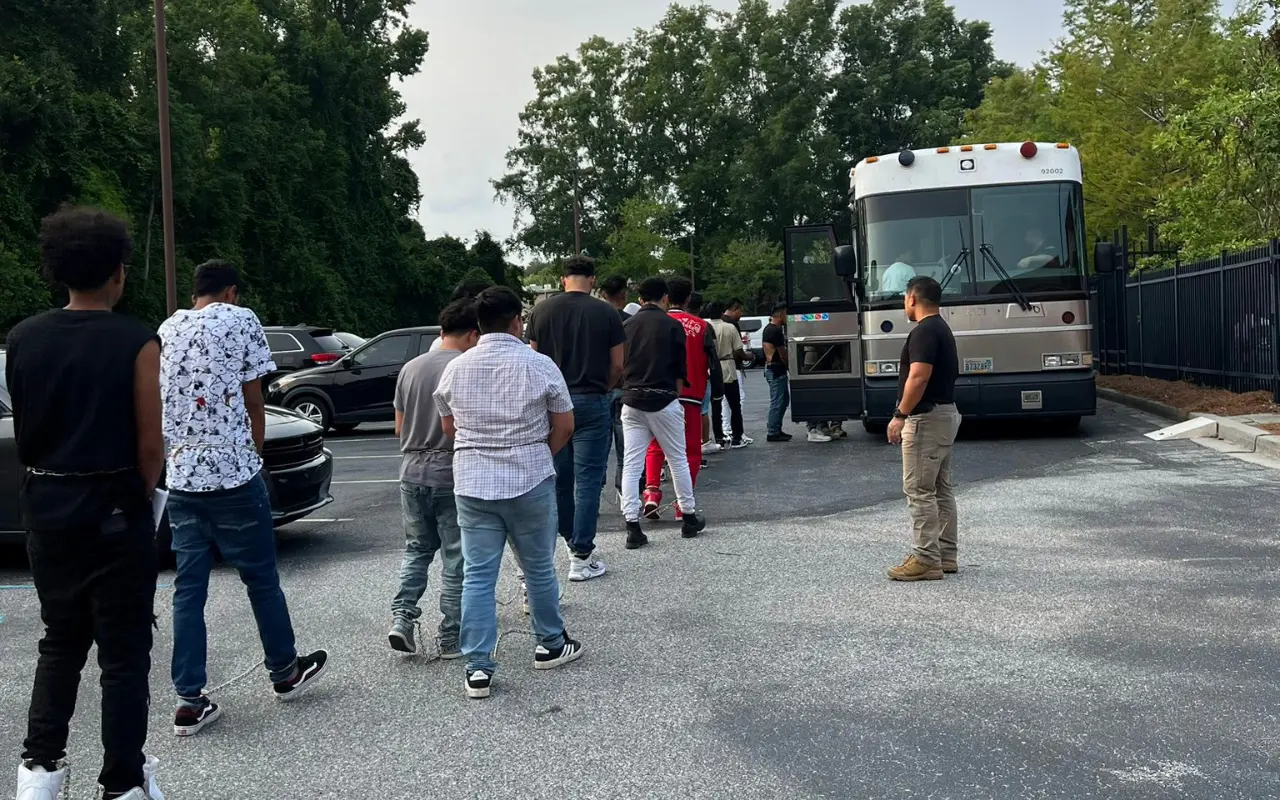 Migrantes detenidos por el ICE. Foto: X (@EROAtlanta)