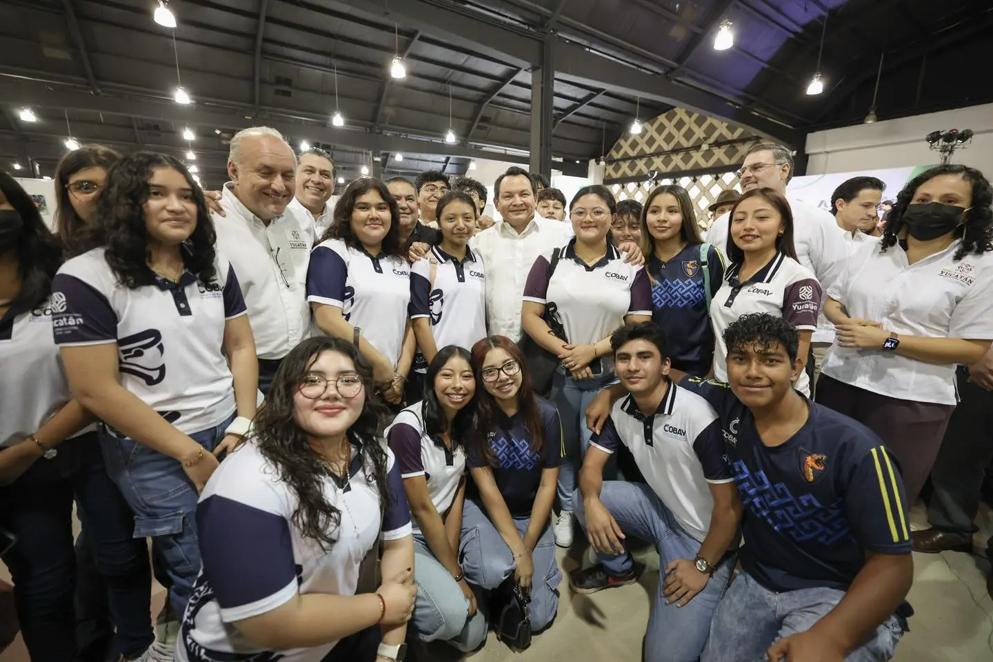 Gobernador con estudiantes, en el siglo XXI. Foto: @Huachodiazmena