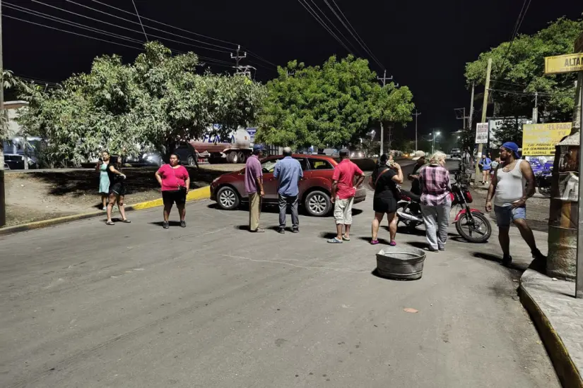Los habitantes ante la falta de luz, optaron por bloquear calles | Foto: FB