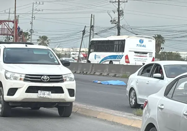 VIDEO | Choque en Apodaca deja un muerto a metros de un puente peatonal