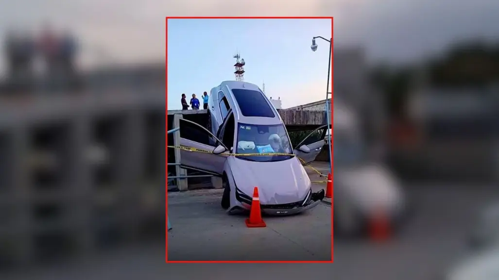 Auto cae desde el nivel más alto de un estacionamiento en Mérida: así ocurrió el accidente
