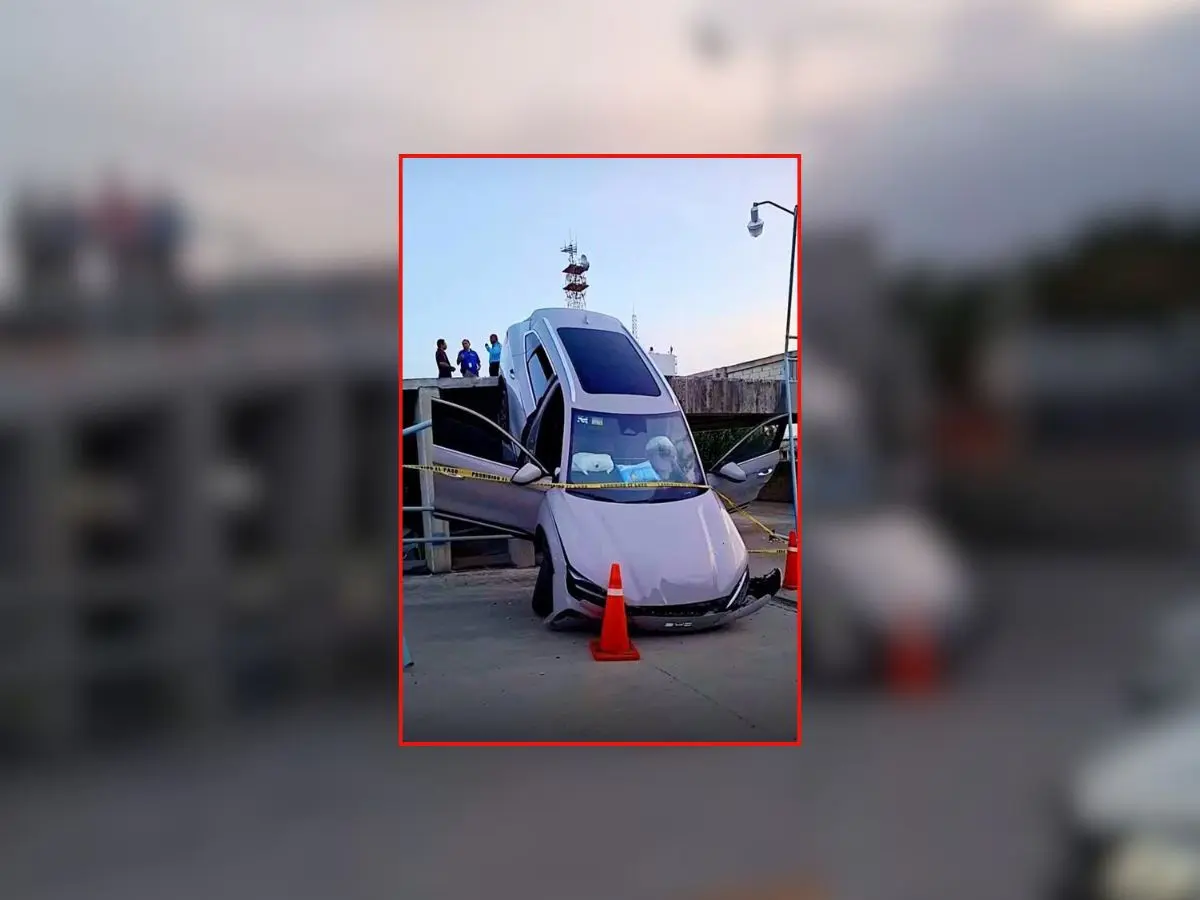 Un aparatoso accidente se registró la tarde del jueves en un estacionamiento de Mérida cuando la conductora de un auto cayó del nivel más alto del lugar.- Fuente Noticias 911 Yucatán