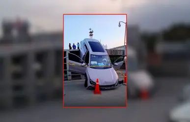 Auto cae desde el nivel más alto de un estacionamiento en Mérida: así ocurrió el accidente