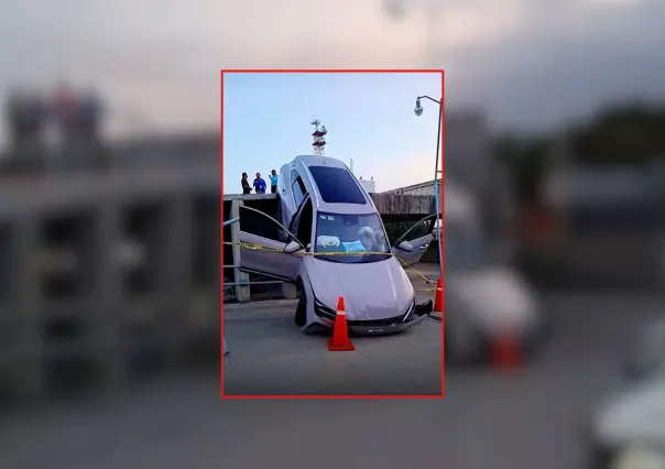 Auto cae desde el nivel más alto de un estacionamiento en Mérida: así ocurrió el accidente