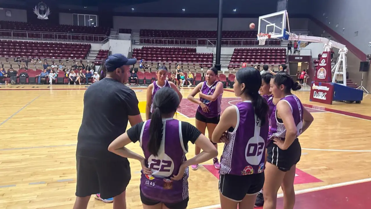 Cientos de jóvenes se reunieron en un colegio de Durango para jugar básquetbol. Foto: Alejandro Ávila.