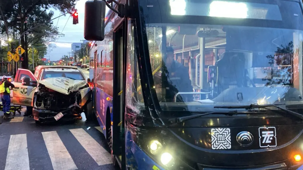 Choque entre camioneta de valores y Trolebús en Coyoacán en CDMX deja dos heridos