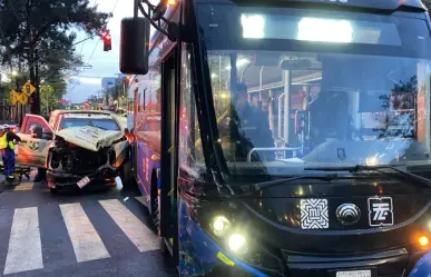 Choque entre camioneta de valores y Trolebús en Coyoacán en CDMX deja dos heridos