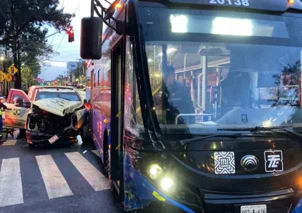 Choque entre camioneta de valores y Trolebús en Coyoacán en CDMX deja dos heridos