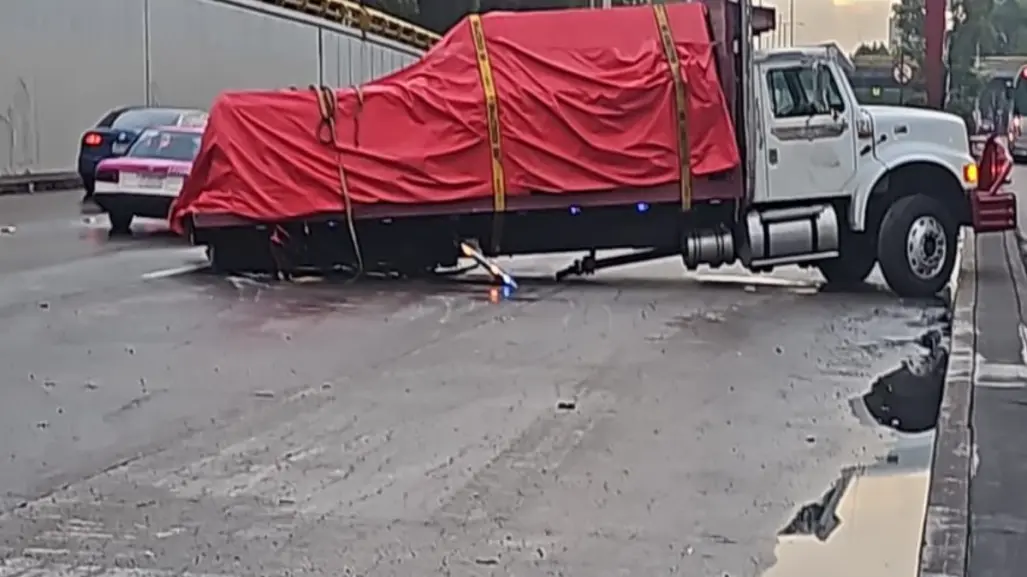 Camión de carga "olvida" eje trasero y queda detenido en Circuito Interior en CDMX