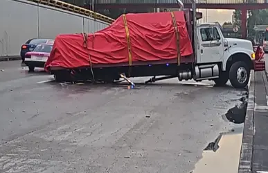 Camión de carga "olvida" eje trasero y queda detenido en Circuito Interior en CDMX