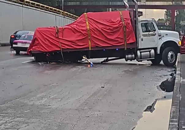 Camión de carga "olvida" eje trasero y queda detenido en Circuito Interior en CDMX