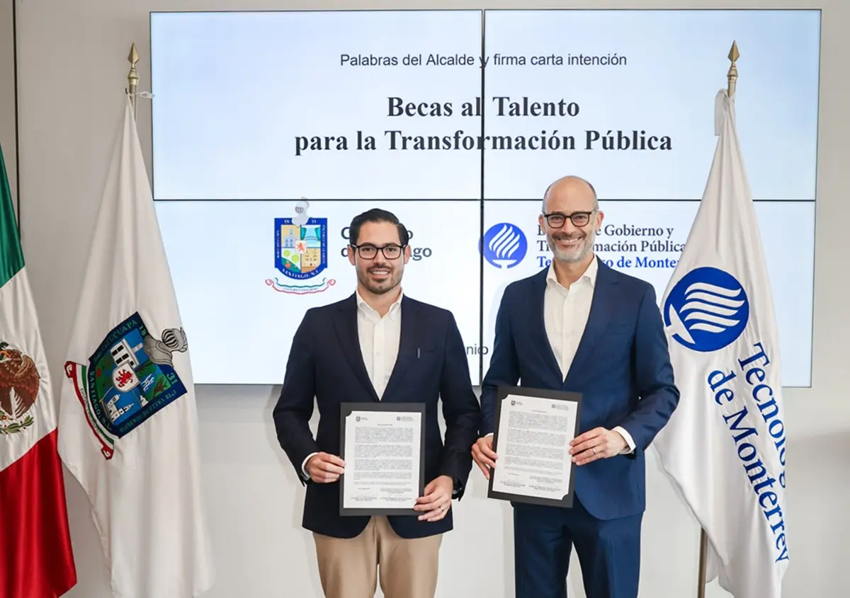 El alcalde de Santiago, David de la Peña, y Miguel Treviño, director de la Escuela de Gobierno y Transformación Pública del Tecnológico de Monterrey, muestran el convenio firmado para las Becas al Talento para la Transformación Pública. Foto: Gobierno de Santiago