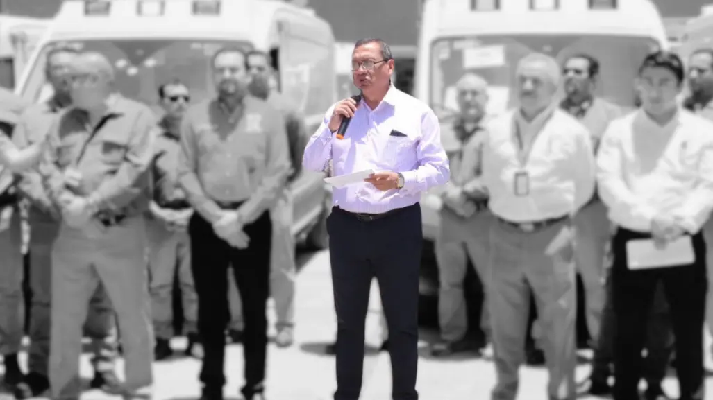 Delegado del IMSS en Tamaulipas "huye" de los reporteros tras reaparecer en público | VIDEO