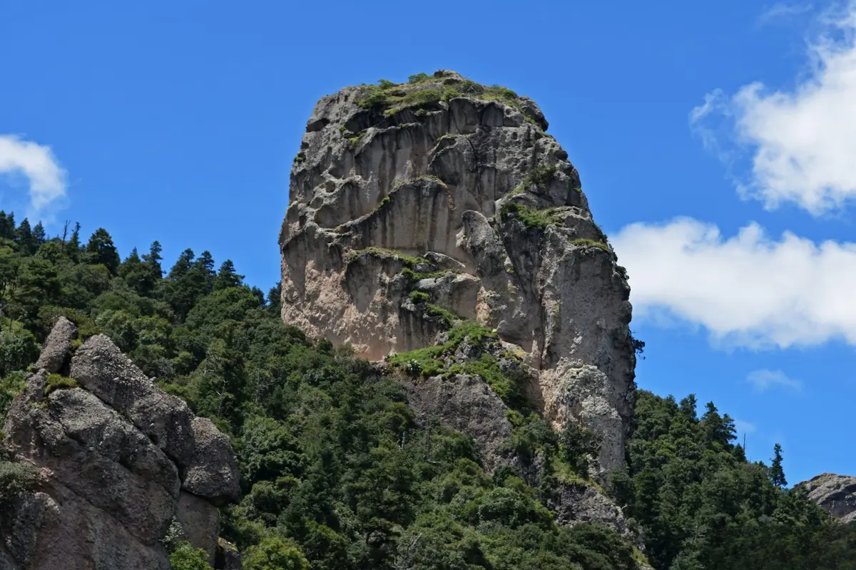 El cañón del Paraíso Escondido en Hidalgo, tiene un monolito que divide las dos cascadas que hacen único este lugar. Foto: elchico.mx