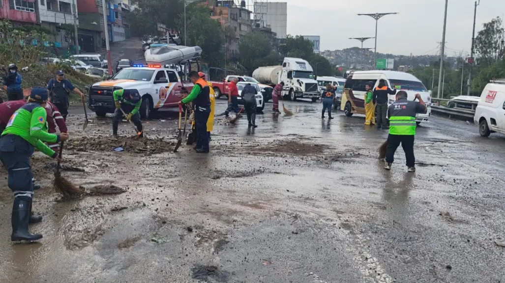 Fuerte lluvia provoca deslave en la México-Pachuca cerca de Indios Verdes en la GAM