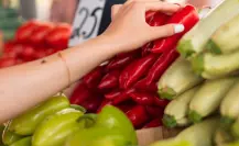 Este es el mercadito de Victoria donde puedes comprar verdura fresca y barata