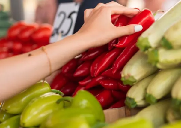 Este es el mercadito de Victoria donde puedes comprar verdura fresca y barata
