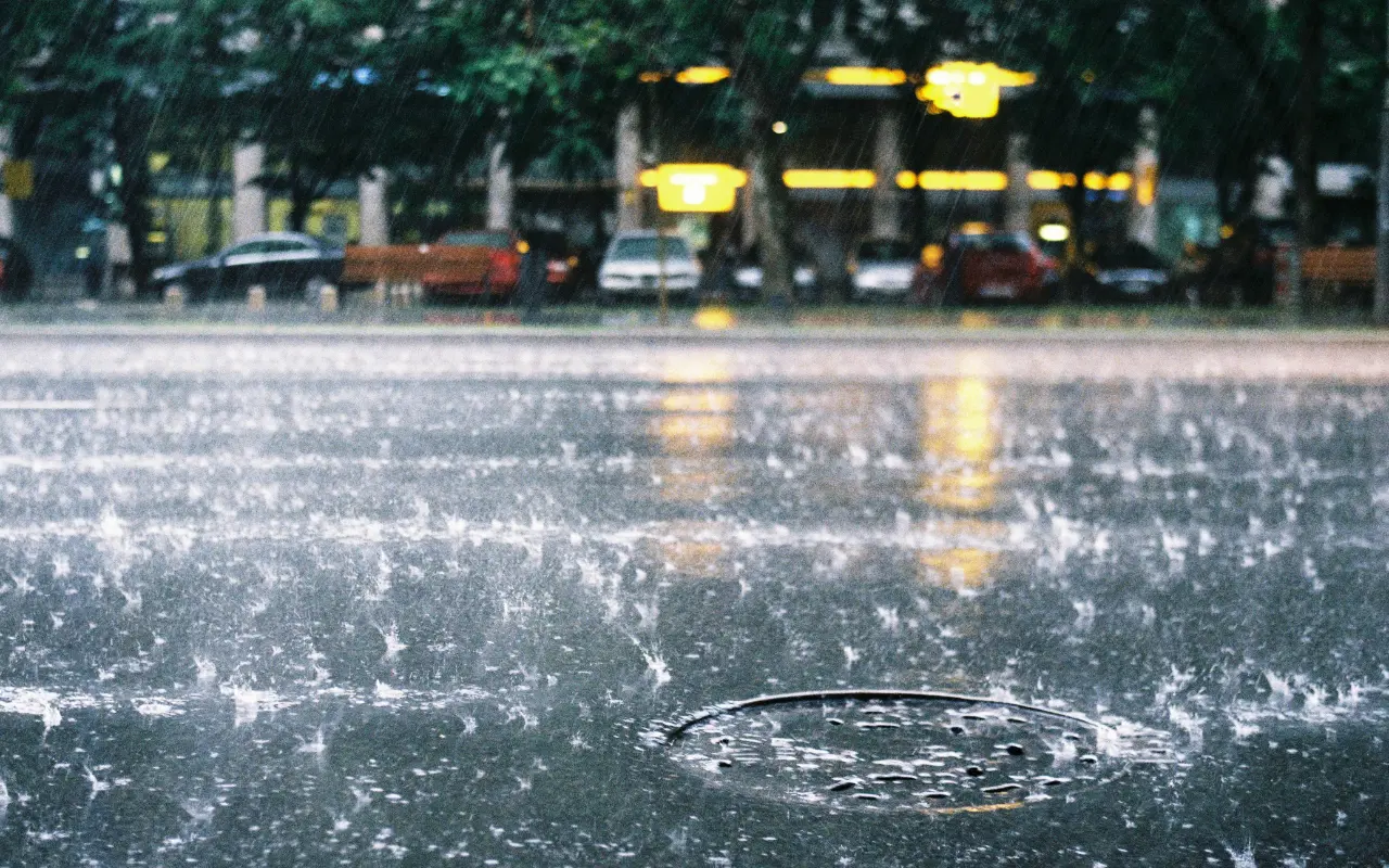 Las lluvias continuarán en el Estado de México durante la tarde de este viernes 13 de junio, acompañadas de viento y posible granizo. Foto: Canva
