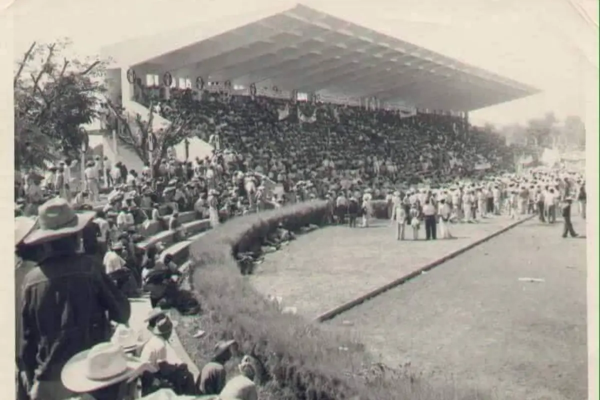 Desde partidos de fútbol y atletismo hasta actos públicos, este recinto ha sido escenario y memoria colectiva de generaciones. Foto: INAH