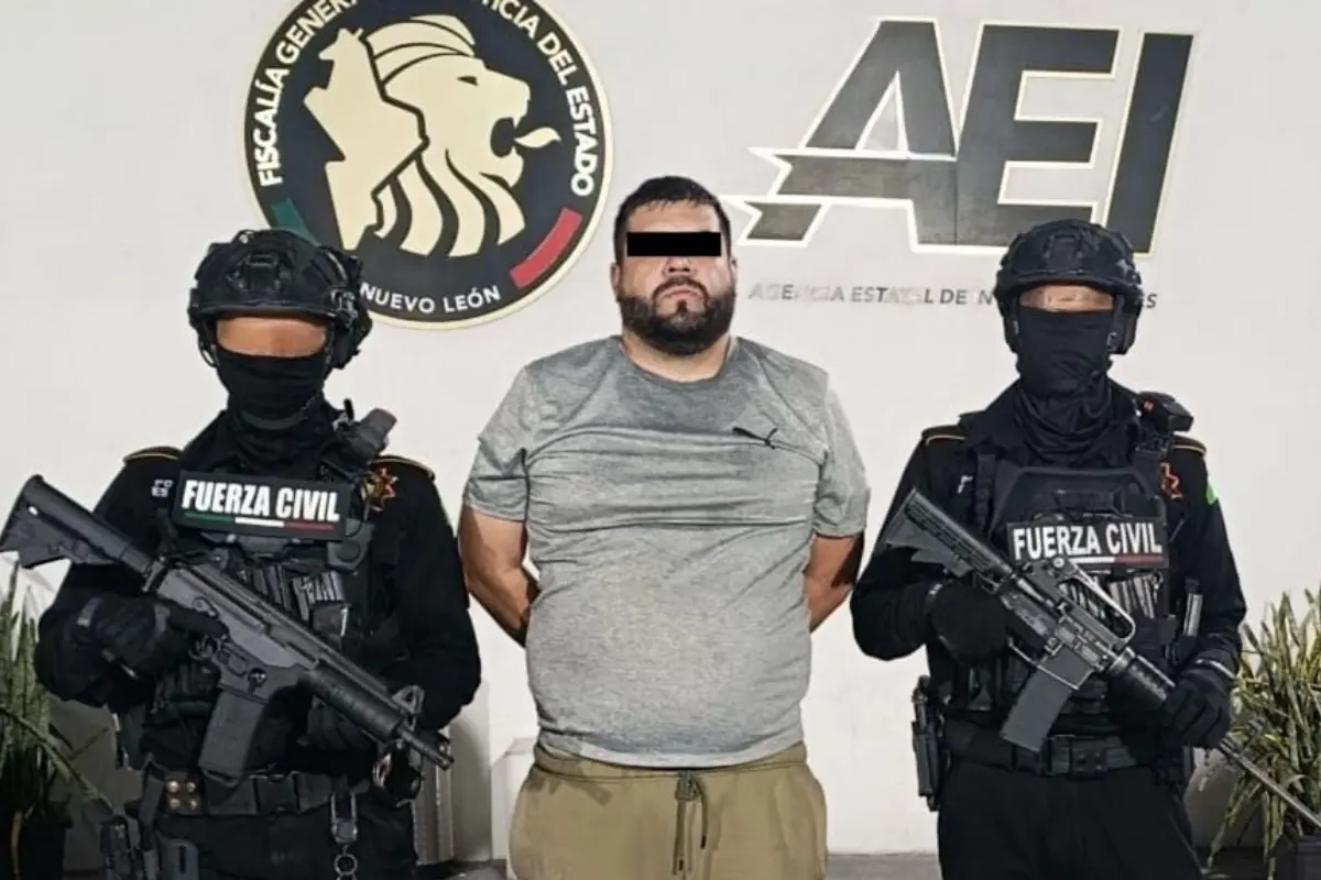 Elementos de Fuerza Civil junto al detenido identificado como La Rocka . Foto: AEI