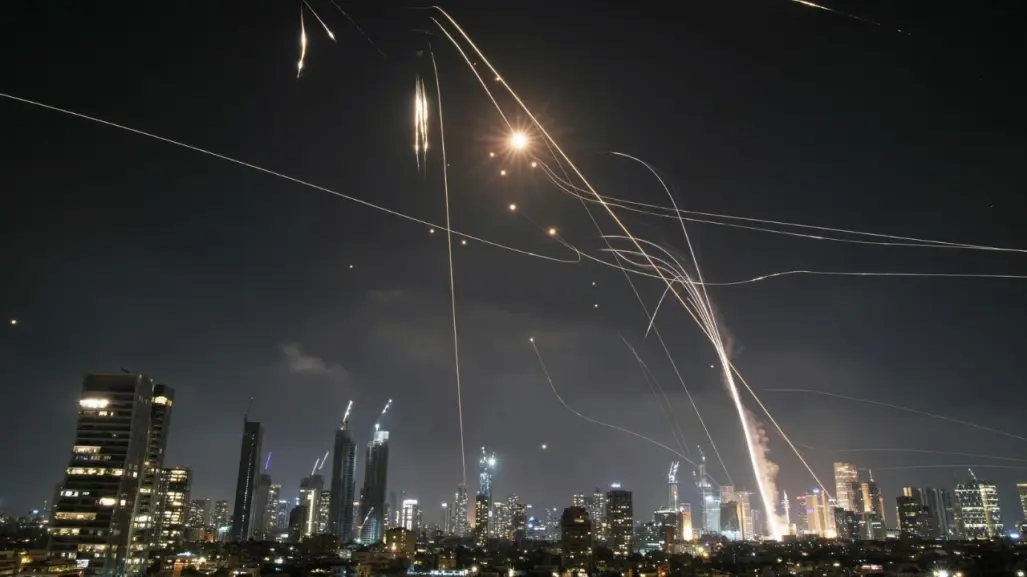 Irán responde a ataques de Israel con decenas de misiles; bombardea ciudad de Tel Aviv