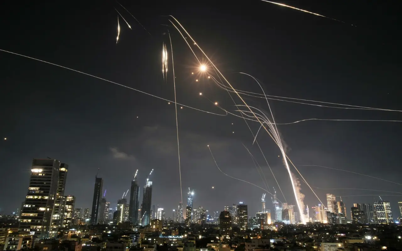 Ciudad de Tel Aviv bajo bombardeo iraní. Foto: X (@IsraelHayomHeb)