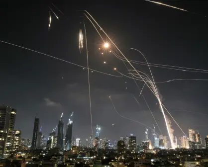 Irán responde a ataques de Israel con decenas de misiles; bombardea ciudad de Tel Aviv
