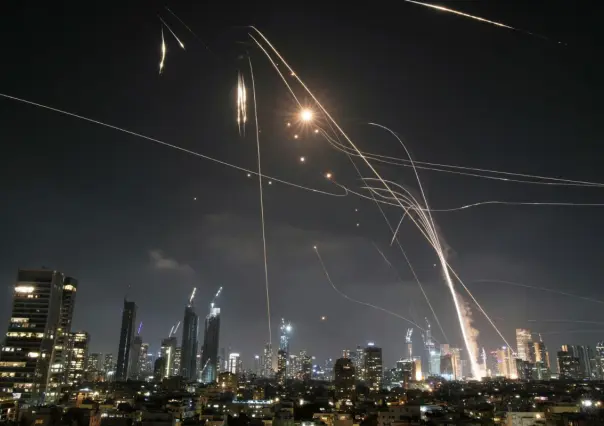 Irán responde a ataques de Israel con decenas de misiles; bombardea ciudad de Tel Aviv