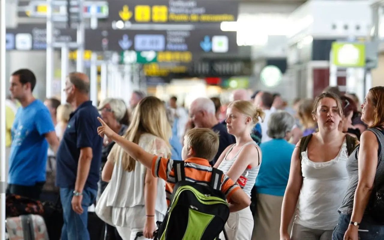 Turistas extranjeros en aeropuerto mexicano. Foto: X (@SECTUR_mx)