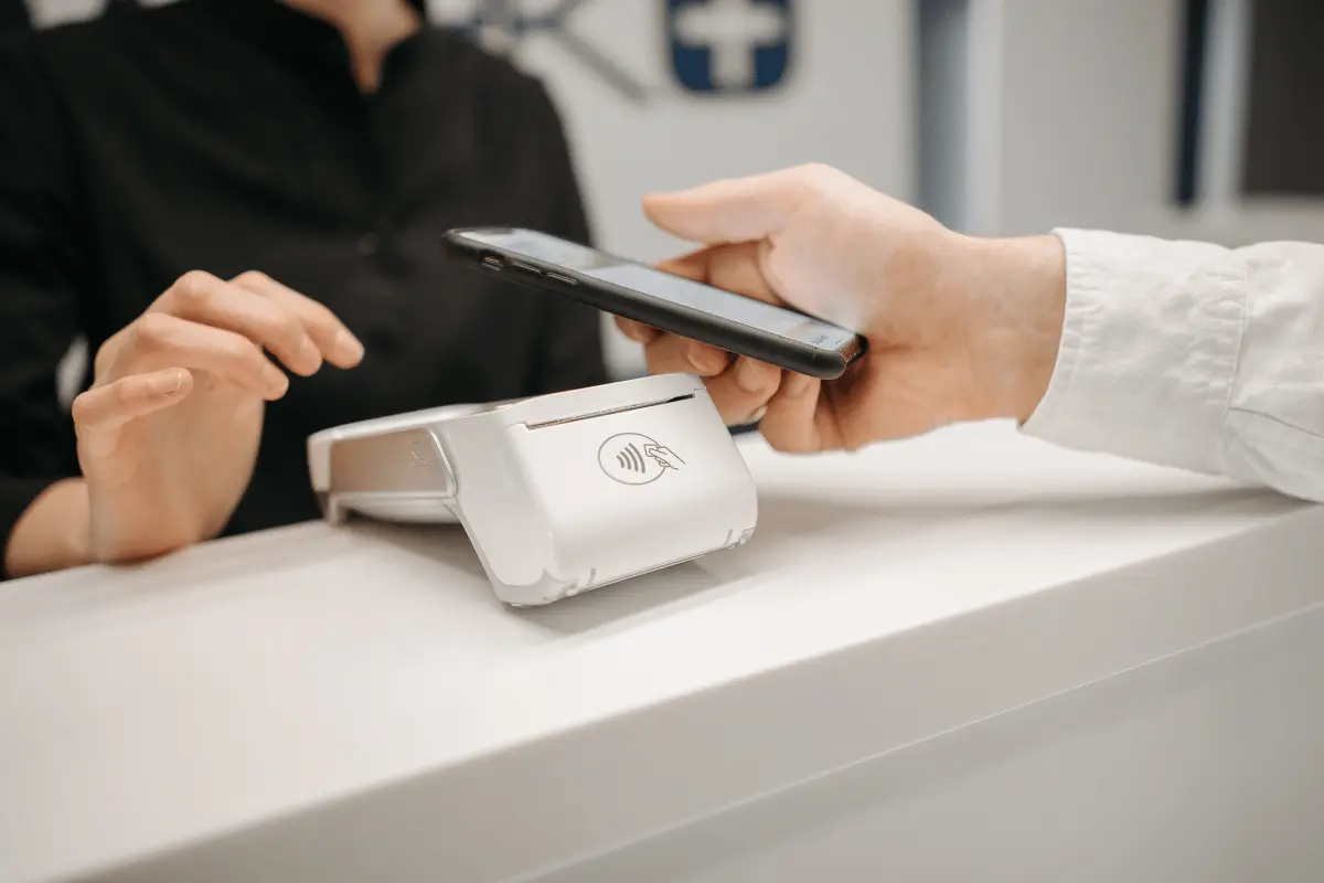 Ir al supermercado y pagar con un código QR, dividir una cuenta desde una app o recibir pagos en criptomonedas ya no es cosa de nichos tecnológicos. Foto: Canva.
