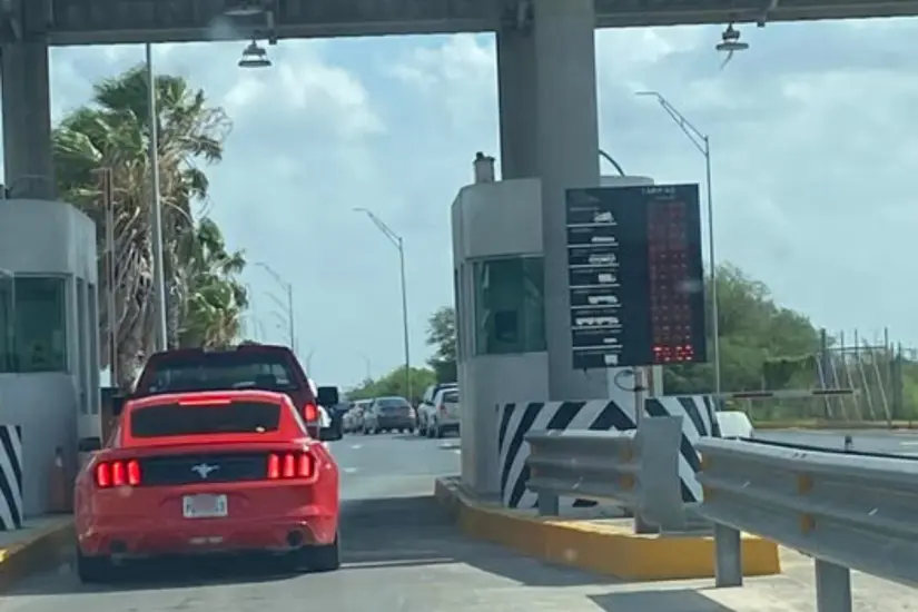 Fila hasta la caseta de pago para tomar el puente Donna| Foto: FB