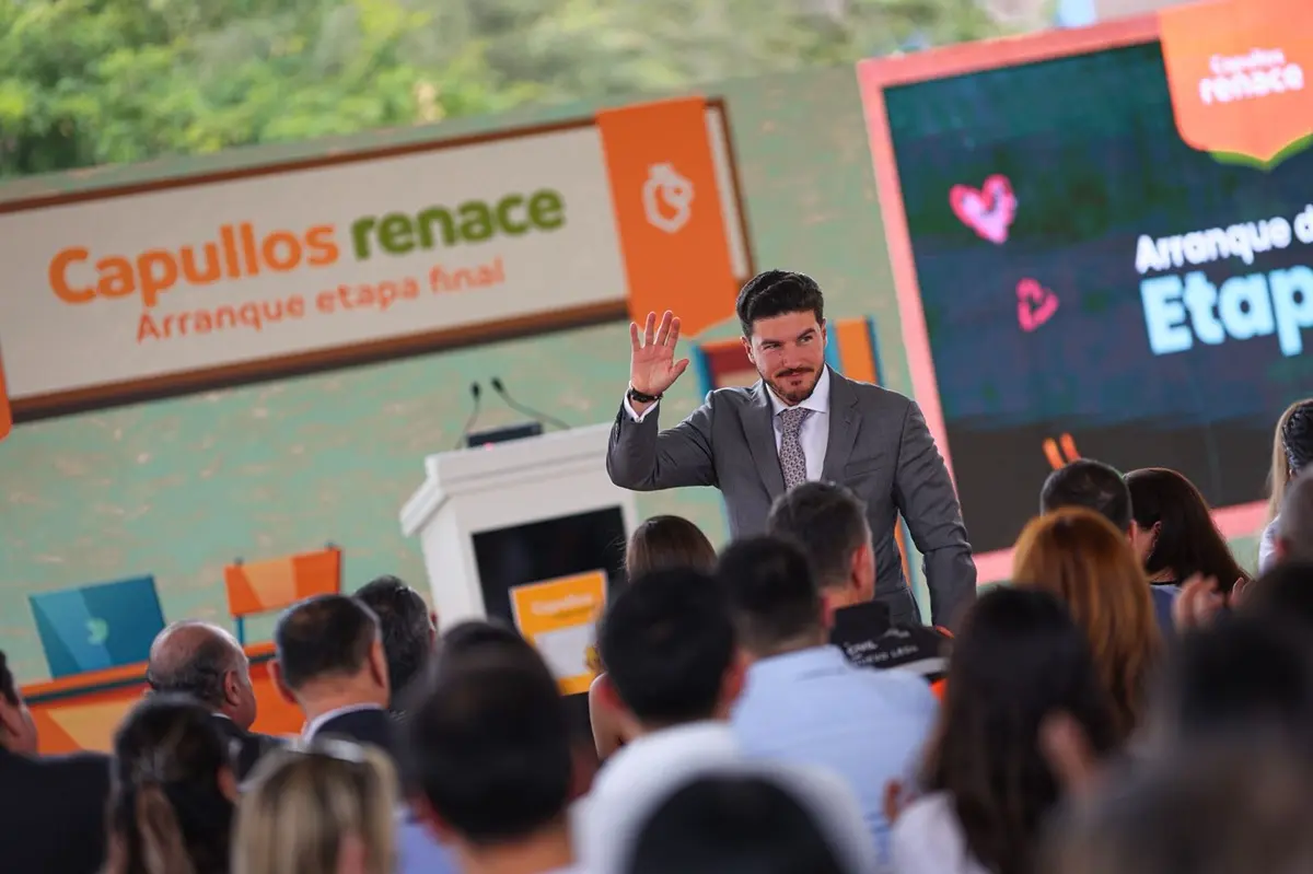 El gobernador de Nuevo León, Samuel García, saluda a su llegada al DIF Capullos en el municipio de Guadalupe. Foto: Diego Ovalle