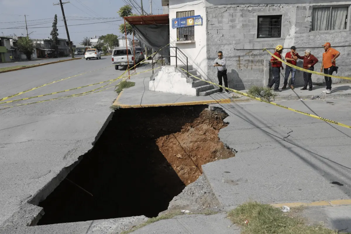 El mega socavón impide la circulación de autos por la calle, ya que abarca todo el ancho de la vía. Foto: PCNL.